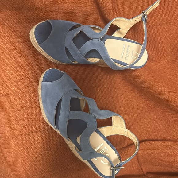 Barely used blue wedges - Picture 3 of 3